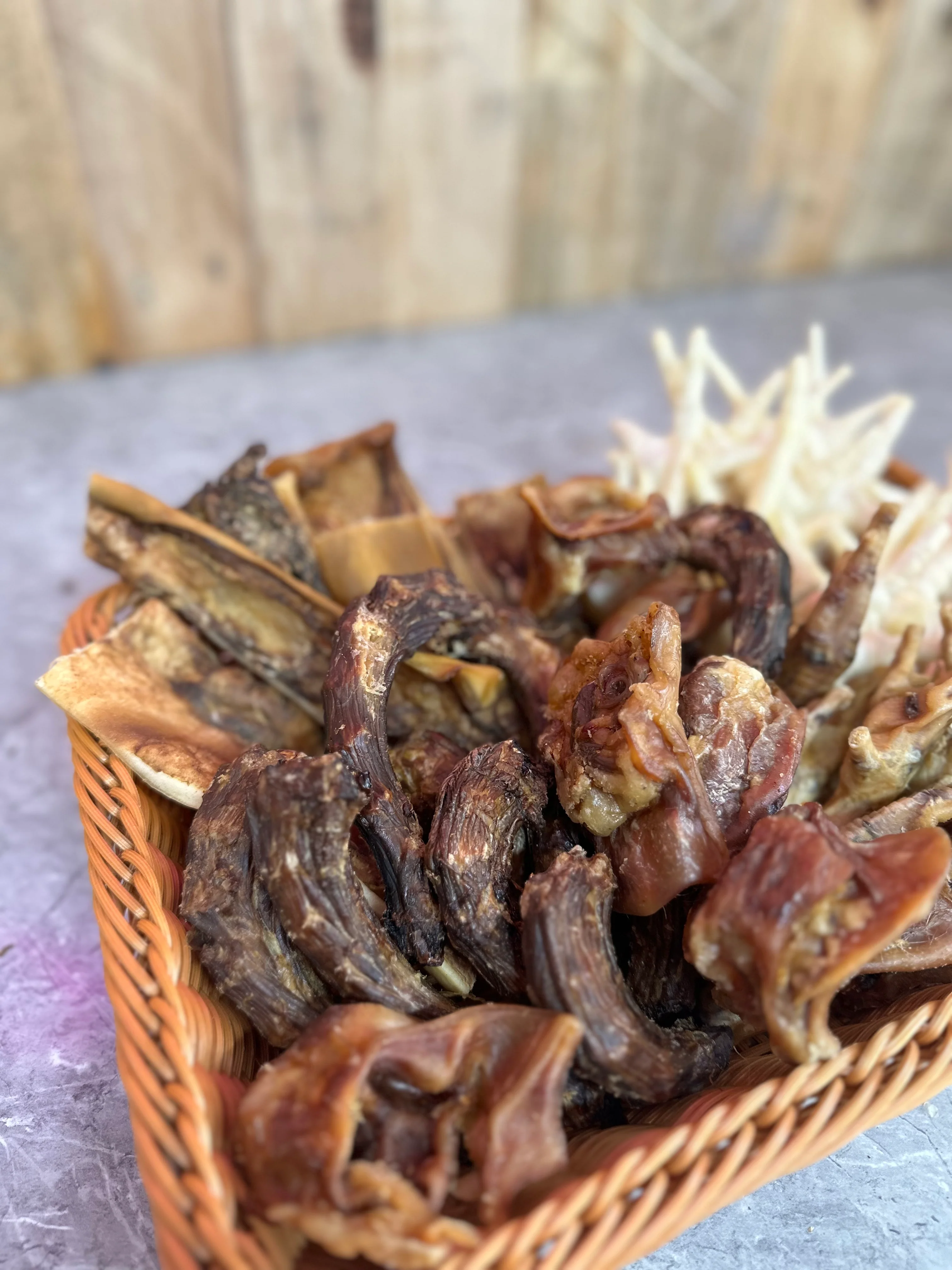 1kg Mixed bag dog treat bundle. (Roughly 50+items) pork crunch/chicken feet/ puffed chicken feet/ beef skin/duck necks - Image 4